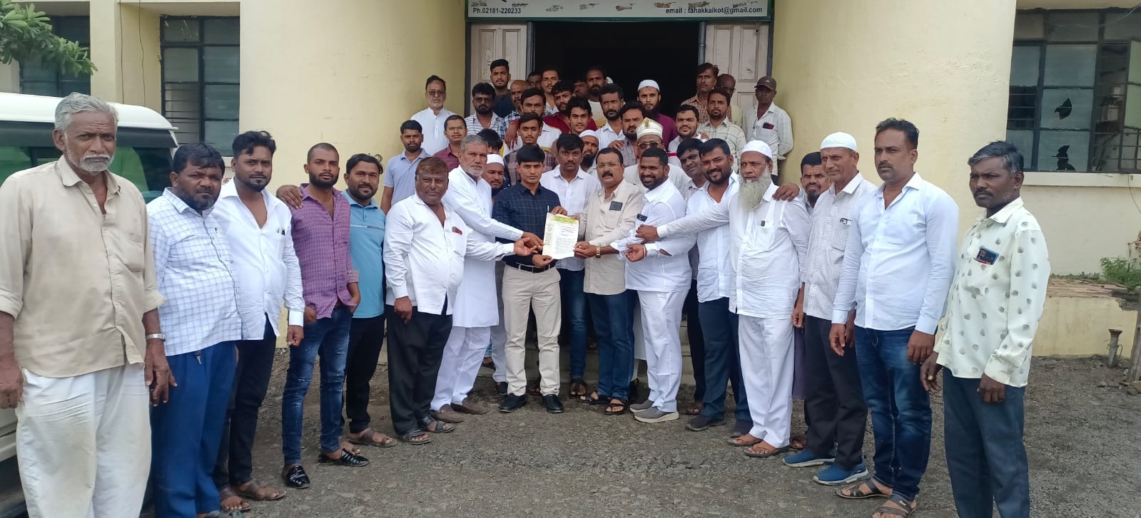 विशालगड “गाजापुर” येथील हिंसक घटनेच्या विरोधात अक्कलकोट मुस्लिम समाजाच्या वतीने तहसीलदार विनायक मगर यांना निवेदन 