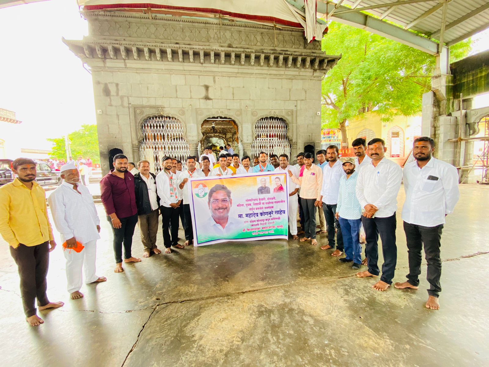 महादेव कोगनुरे यांना विधानसभेची उमेदवारी मिळावी म्हणून सोलापूर सिध्दारामेश्वर व रूपाभवानी देवीला साकडे.