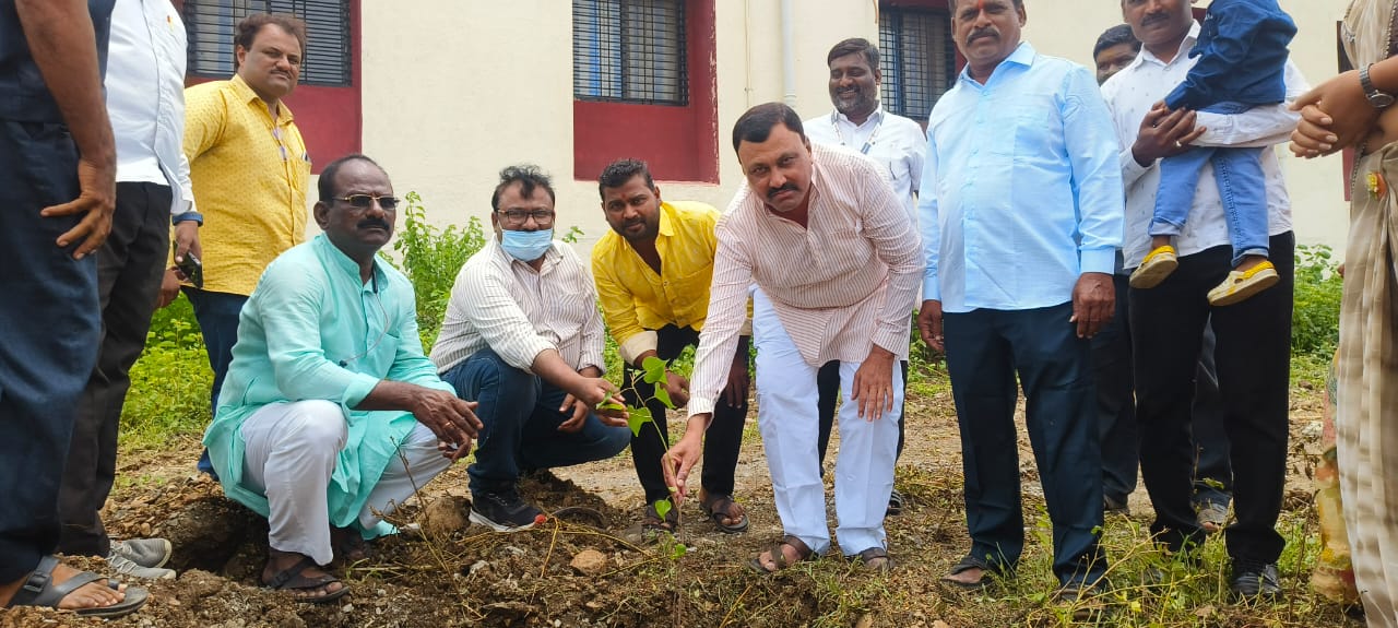 चि. गणेश निंगदळे च्या वाढ दिवसानिमित्त ग्रामीण रुग्णालयात फळे वाटप व वृक्षारोपण