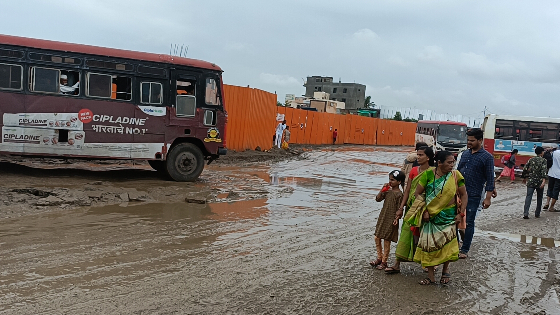अक्कलकोटचे बस स्थानक की चिखलाचे आगार ! 