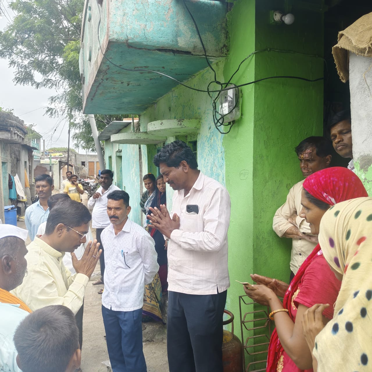 महादेव कोगनुरे यांनी घेतली औज मंद्रूप येथील जळीतग्रस्त कुटुंबियांची भेट
