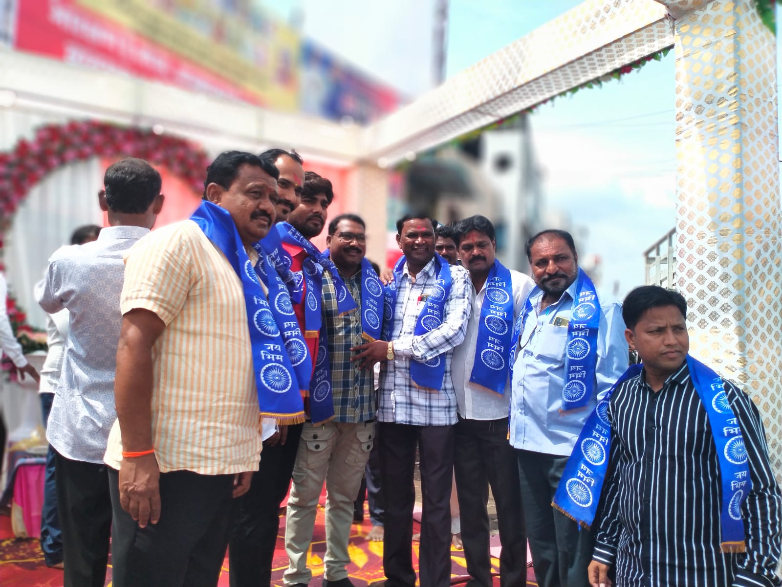 निळ्या ध्वजाचे ध्वजारोहन करून लोकशाहीर अण्णाभाऊ साठे यांना अभिवादन