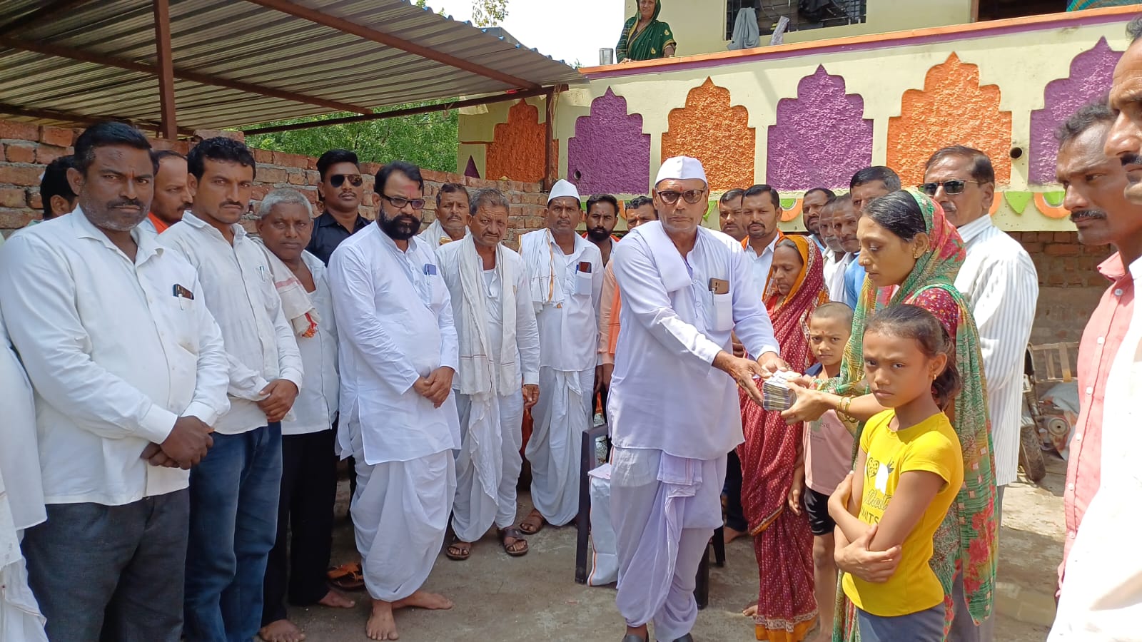 वासरी येथील कांजाळकर पीडित कुटुंबीयांना दादाराव पाटील ढगे यांच्या वतीने ५१ हजाराची आर्थिक मदत
