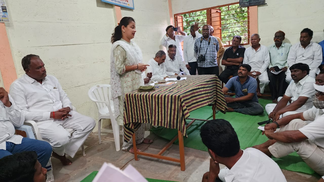 सोलापूर लोकसभा मतदारसंघाचे नवनिर्वाचित खासदार प्रणिती शिंदे यांचा मोहोळ तालुक्यातील कामती खुर्द, हराळवाडी, कोरवली गावभेट दौरा