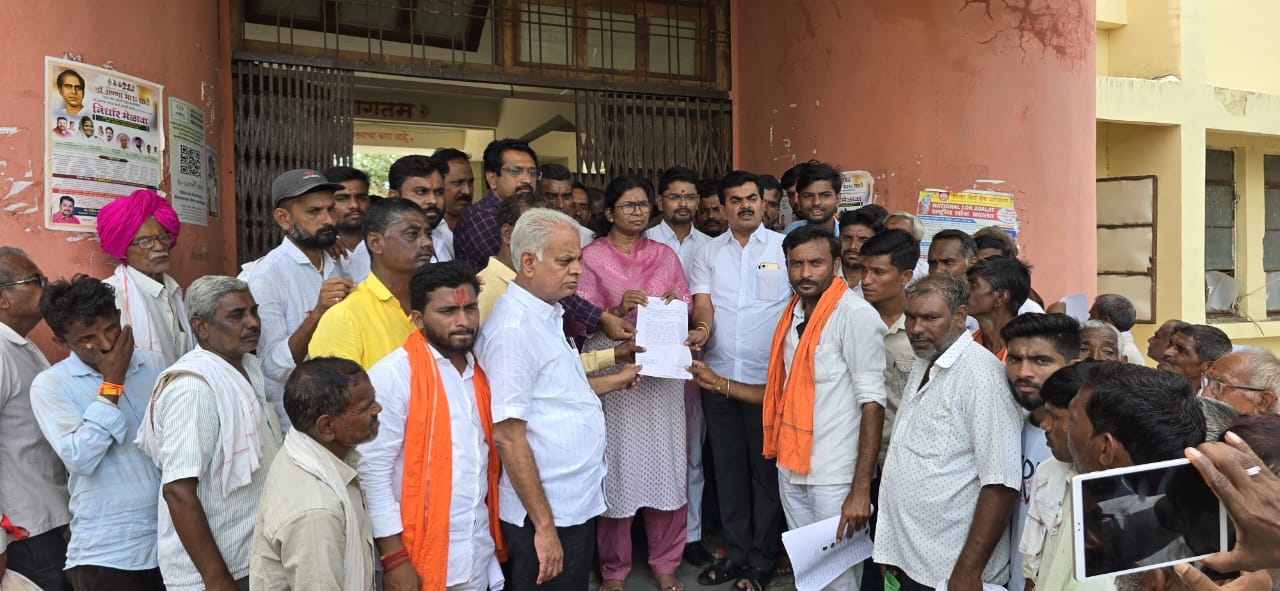 ई-पीक पाहणी ही अट रद्द करून कापूस व सोयाबीन उत्पादक शेतकऱ्यांना सरसकट प्रती हेक्टरी ५ हजारीची मदत द्या कोलंबी येथील शेतकऱ्यांचे नायगाव तहसील कार्यालयावर मोर्चा