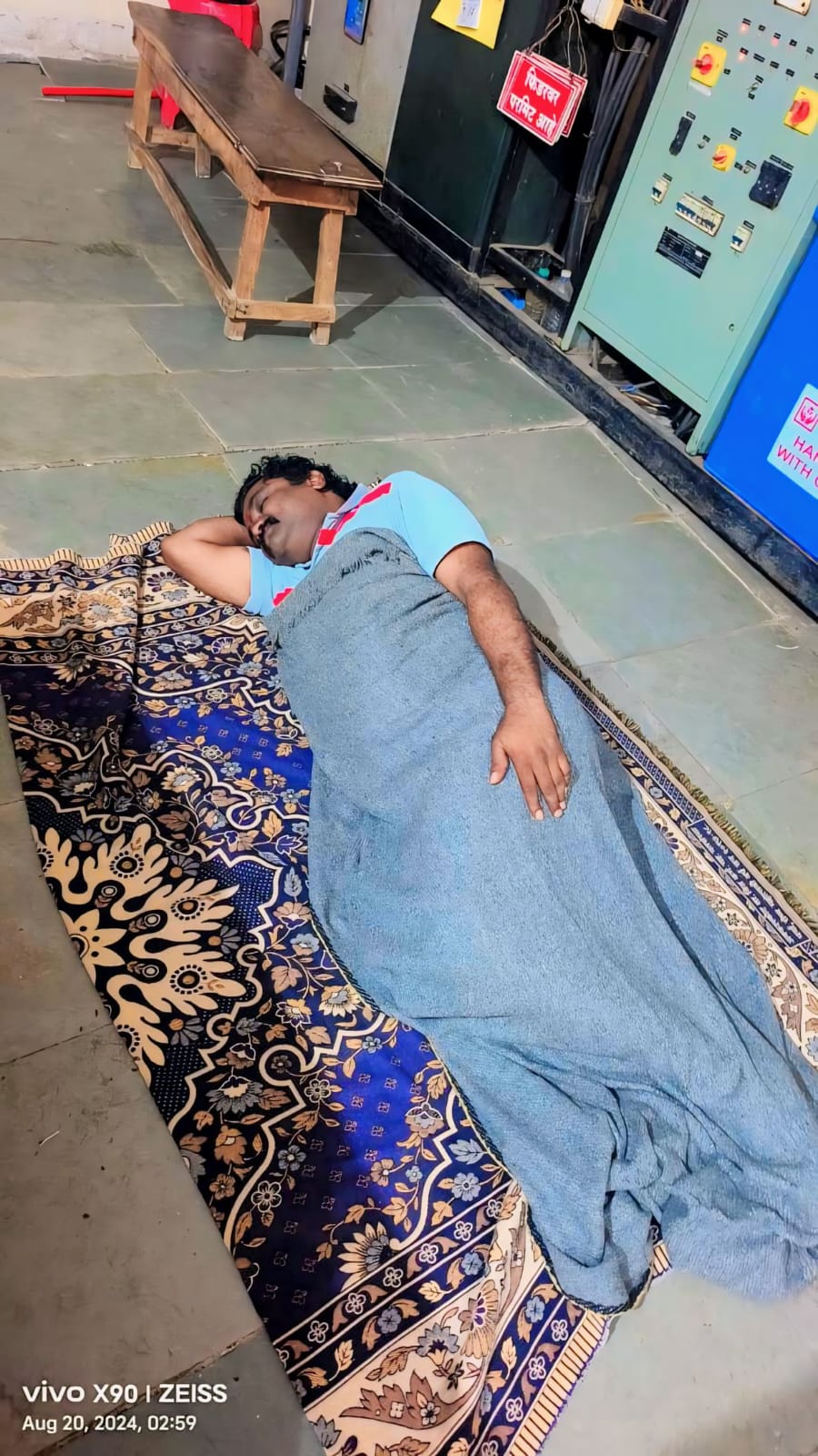 रिपाइंचे तालुका अध्यक्ष अविनाश मडिखांबे यांचे एम. एस. ई. बी च्या विरोधात अनोखे आंदोलन