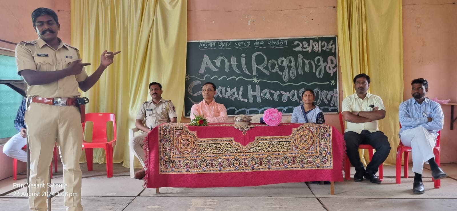 सोनपेठ पोलीस प्रशासनाच्या वतीने कै. रमेश वरपुडकर महाविद्यालयाच्या विद्यार्थिनींशी संवाद