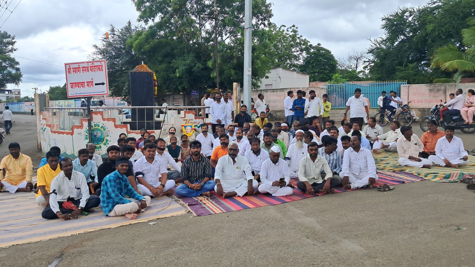 अक्कलकोट येथे महाविकास आघाडीतर्फे मूक धरणे आंदोलन