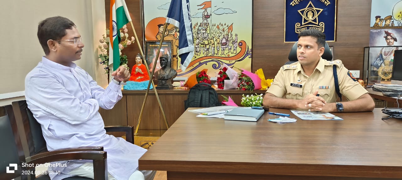 महादेव कोगनुरे यांनी घेतली सोलापूर ग्रामीण पोलीस अधीक्षक अतुल कुलकर्णी यांची भेट.