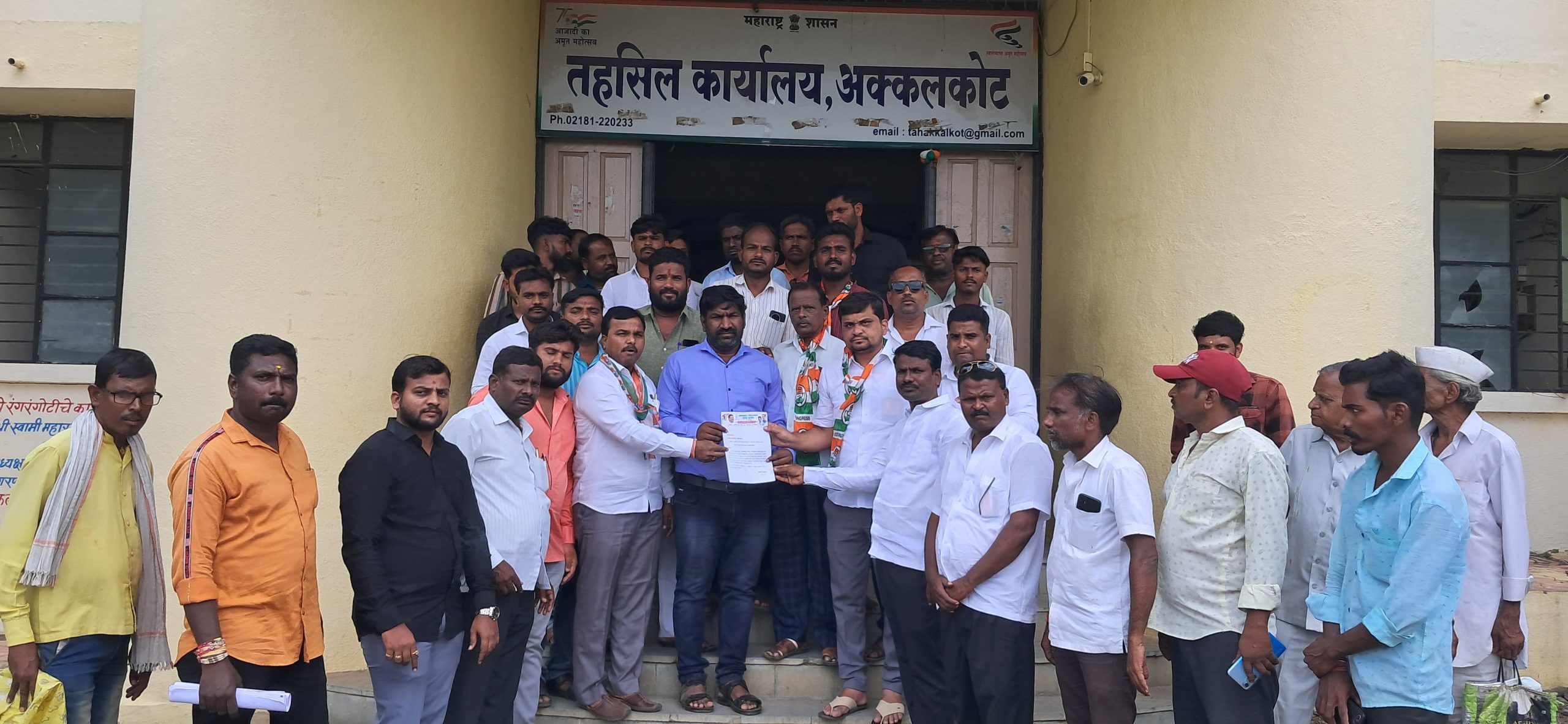 अक्कलकोट युवक काँग्रेसचे मालवण पुतळा प्रकरणी नायब तहसीलदाराना निवेदन