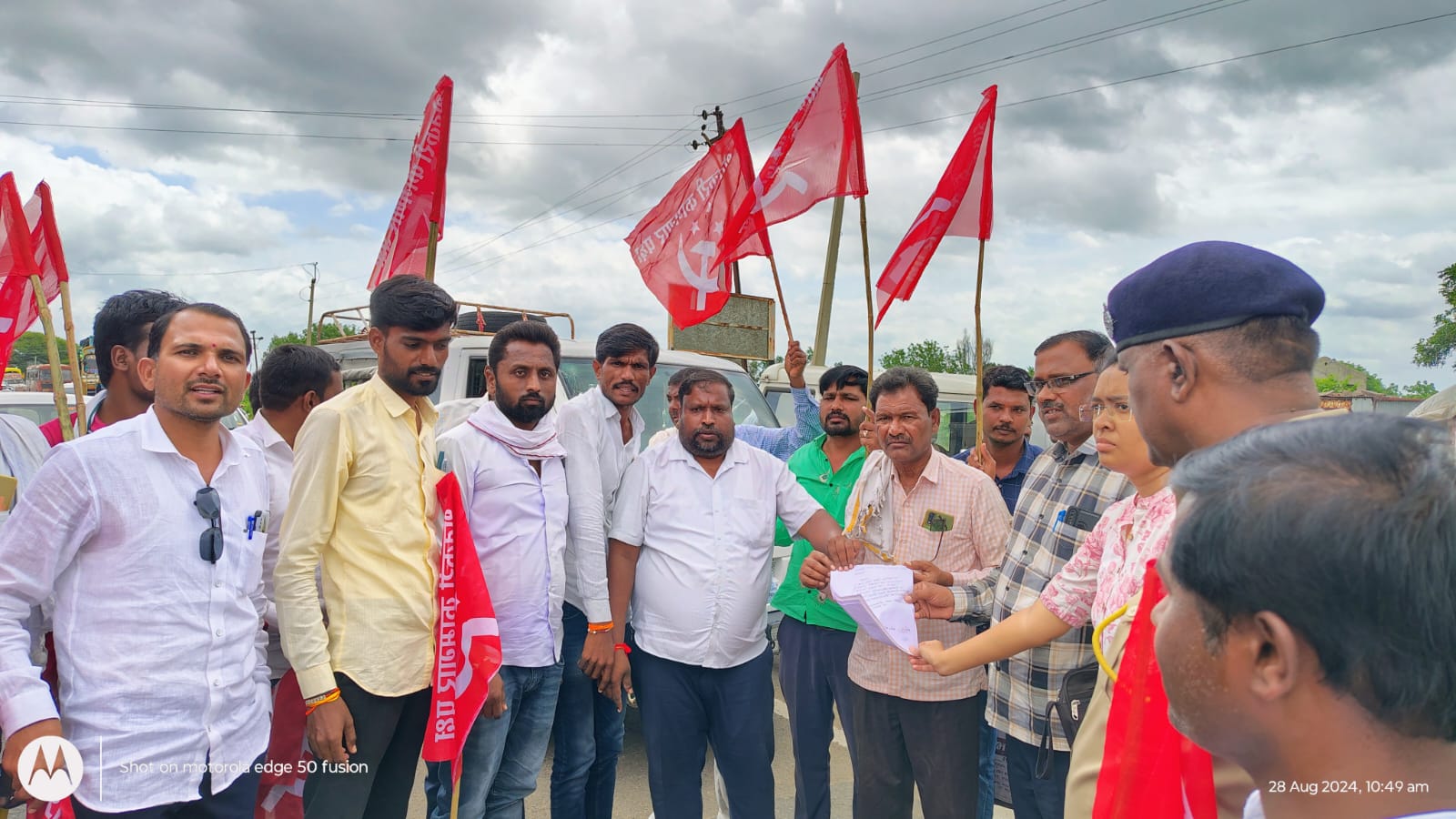 माजलगाव येथे शेकापचा तब्बल दोन तास रास्ता रोको