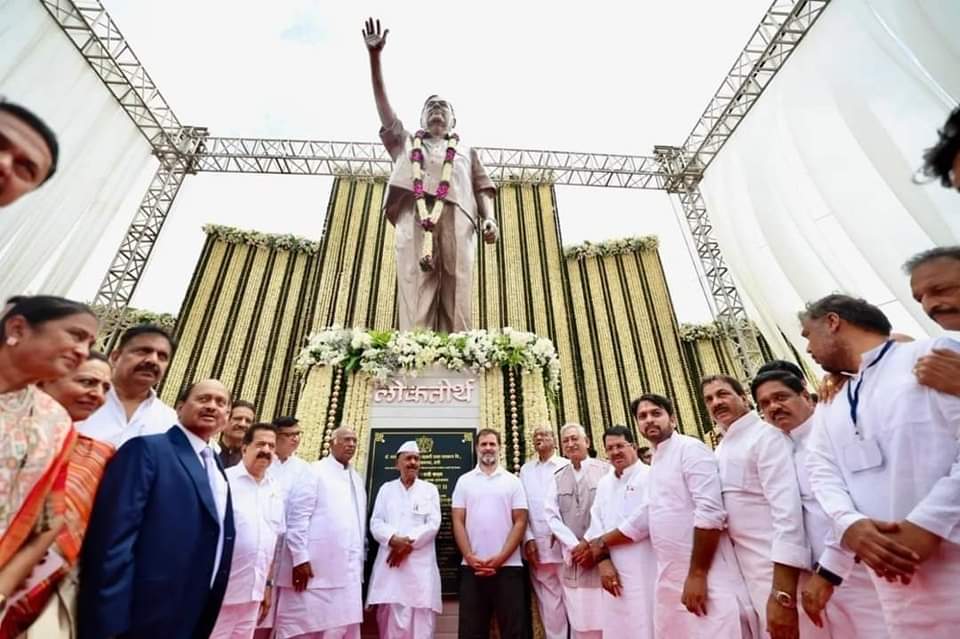 महाराष्ट्राचे माजी मंत्री, भारती विद्यापीठाचे संस्थापक कुलपती स्व. डॉ. पतंगराव कदम  यांच्या पूर्णाकृती पुतळ्याचे अनावरण