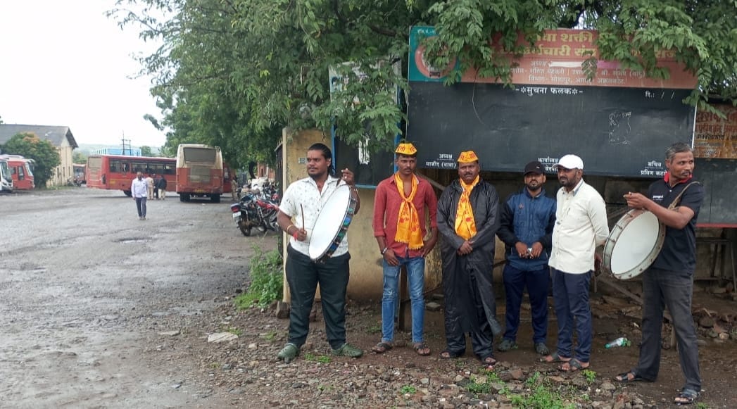 अक्कलकोट बसस्थानक परिसरात प्रवाशाचें हाल ,  लहुजी शक्ती सेनेचे हालगीनाद आंदोलन