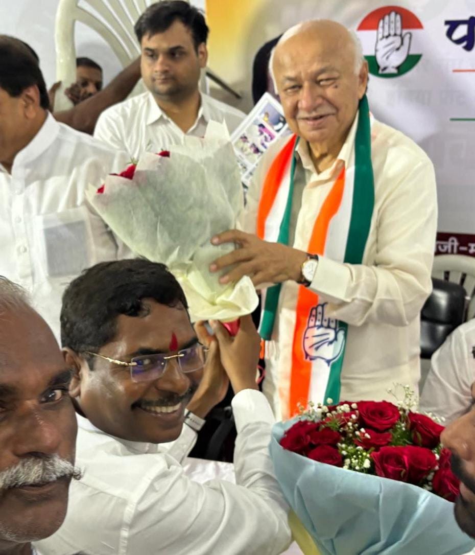 पुणे येथे  महादेव कोगनुरे यांनी दिल्या माजी केंद्रीय गृहमंत्री सुशीलकुमार शिंदे यांना जन्मदिनाच्या शुभेच्छा 
