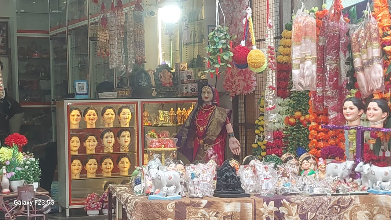गौरी सजावटीचे साहित्याचे दर दहा टक्के वाढले, स्वतः च्या कलात्मक सजावटीकडे नागरिकाचा कल वाढला