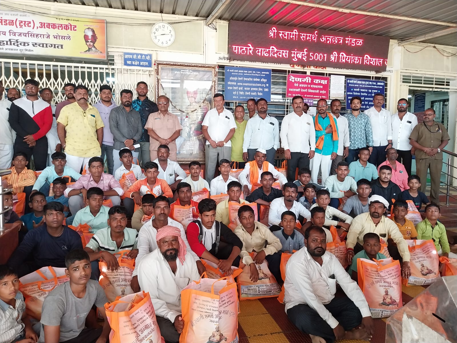 अन्नछत्र मंडळाकडून गोरगरीब ‘कुस्तीगरांसाठी स्वामींचा प्रसाद रुपी खुराकाचे कीट वाटप