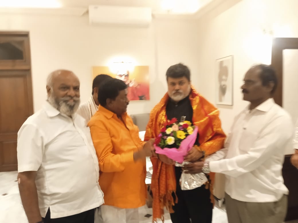 ना.उदय सामंत यांची शिवसेना ग्रंथालय सेल यांनी घेतली भेट