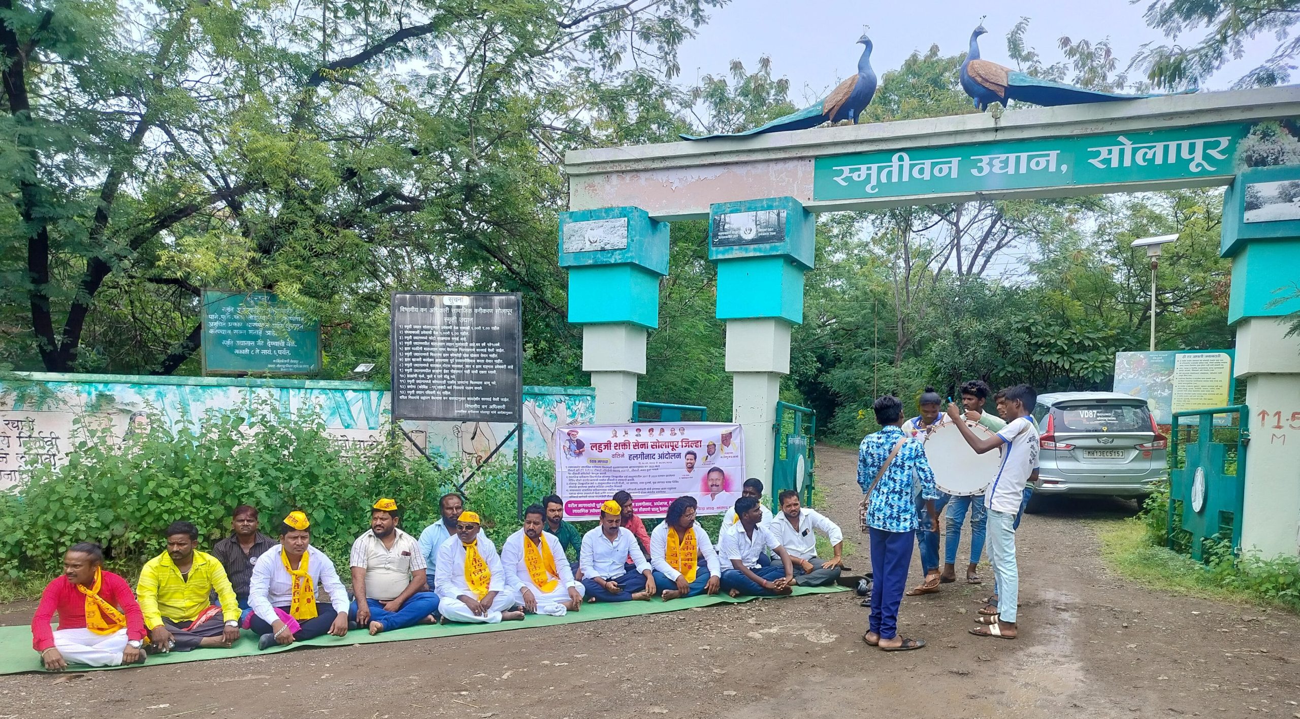 सोलापूर जिल्ह्यातील सामाजिक वनीकरण विभागाच्या भ्रष्टाचाराच्या फेर चौकशीची मागणी:, हलगीनाद आंदोलन, केस मुंडन, अर्धनग्न, चक्री उपोषणाचे शस्त्र उपसणार