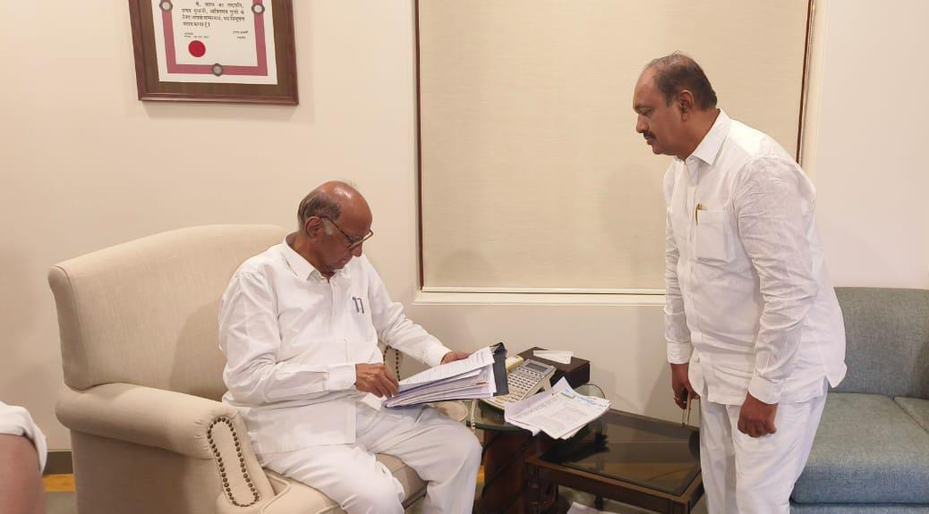 सोलापुरात संविधान भवन निर्माण करण्यासाठी पदाधिकाऱ्यानी घेतली खासदार शरद पवार यांची भेट