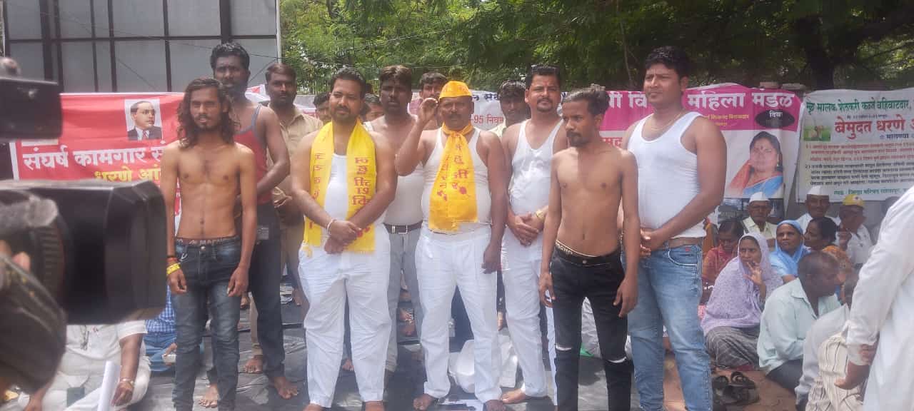 सामाजिक वनीकरण विभागाच्या भ्रष्टाचाराबाबत अर्धनग्न आंदोलन; लहुजी शक्ती सेनेच्या आंदोलनाचा तिसरा दिवस
