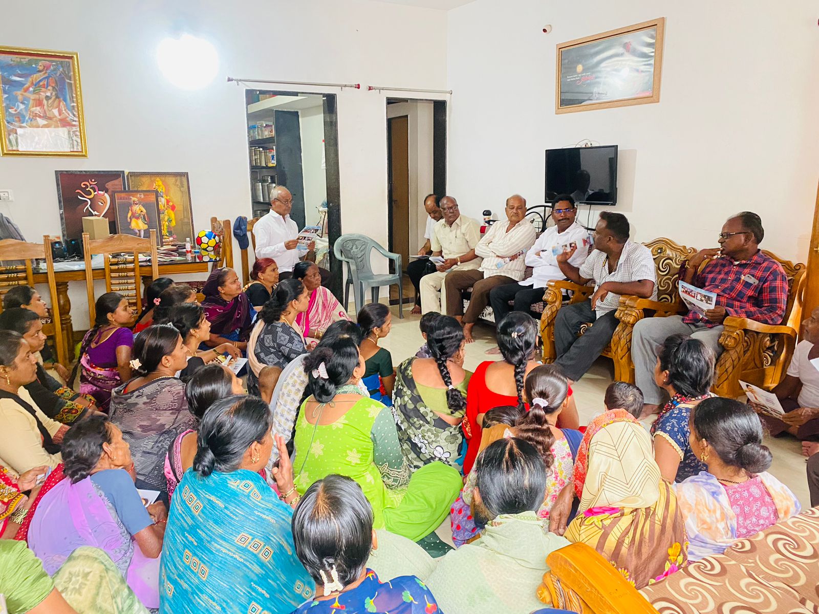 महादेव कोगनुरे यांनी दिली विश्वशांती बहुउद्देशीय संस्थेला भेट