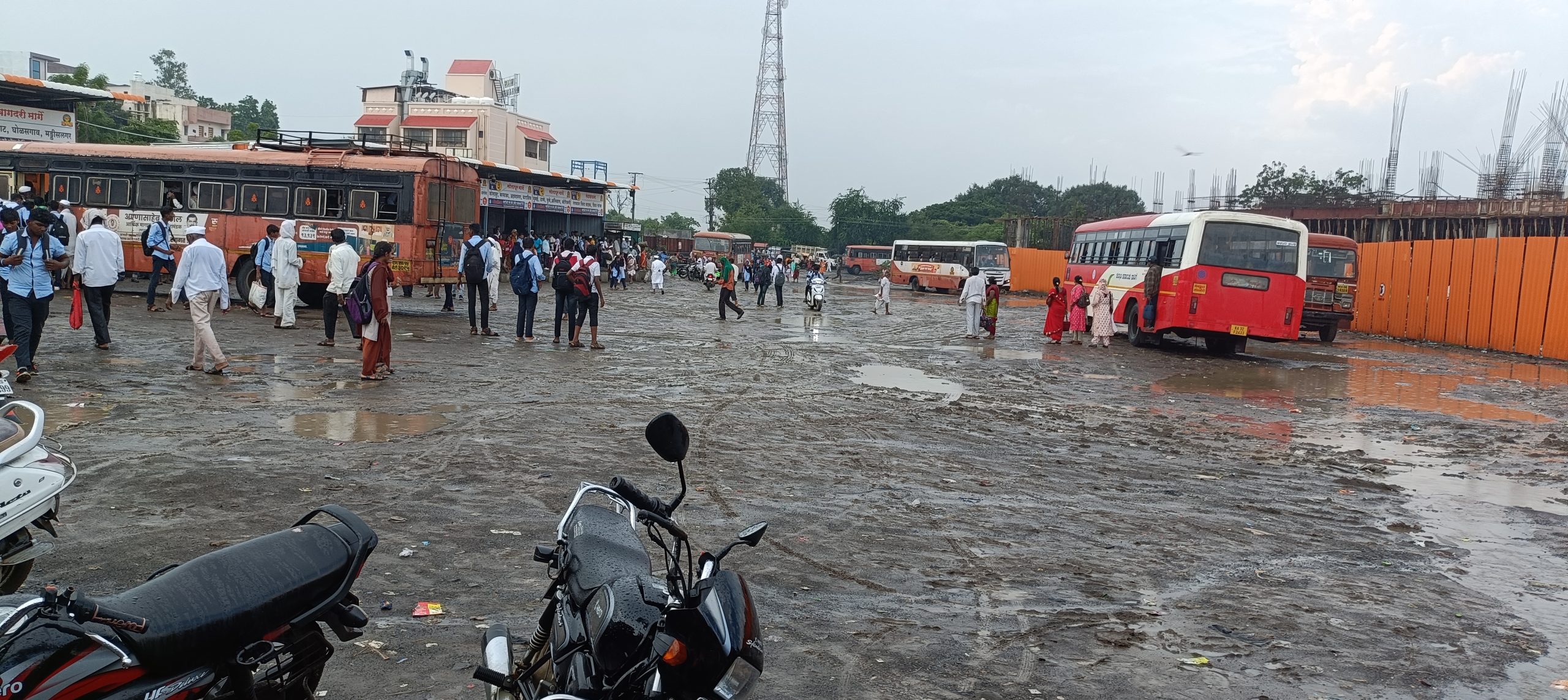 अक्कलकोट बस स्थानक हे चिखलात !   प्रवाशांना सोसावा लागतोय नाहक त्रास