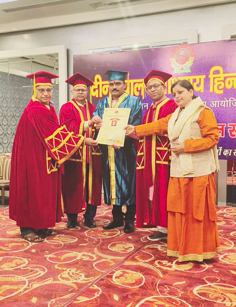 बापूसाहेब आडसूळ यांना दिल्ली येथे कुलगुरू डॉ मिश्राजी यांच्या शुभहस्ते पीएचडी प्रधान