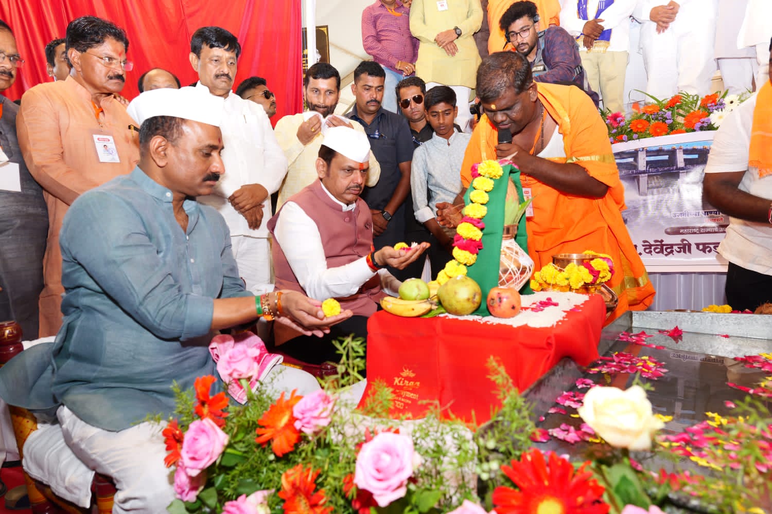 उपमुख्यमंत्री फडणवीस यांची आमदार कल्याणशेट्टींच्या पाठीवर कौतुकाची थाप !