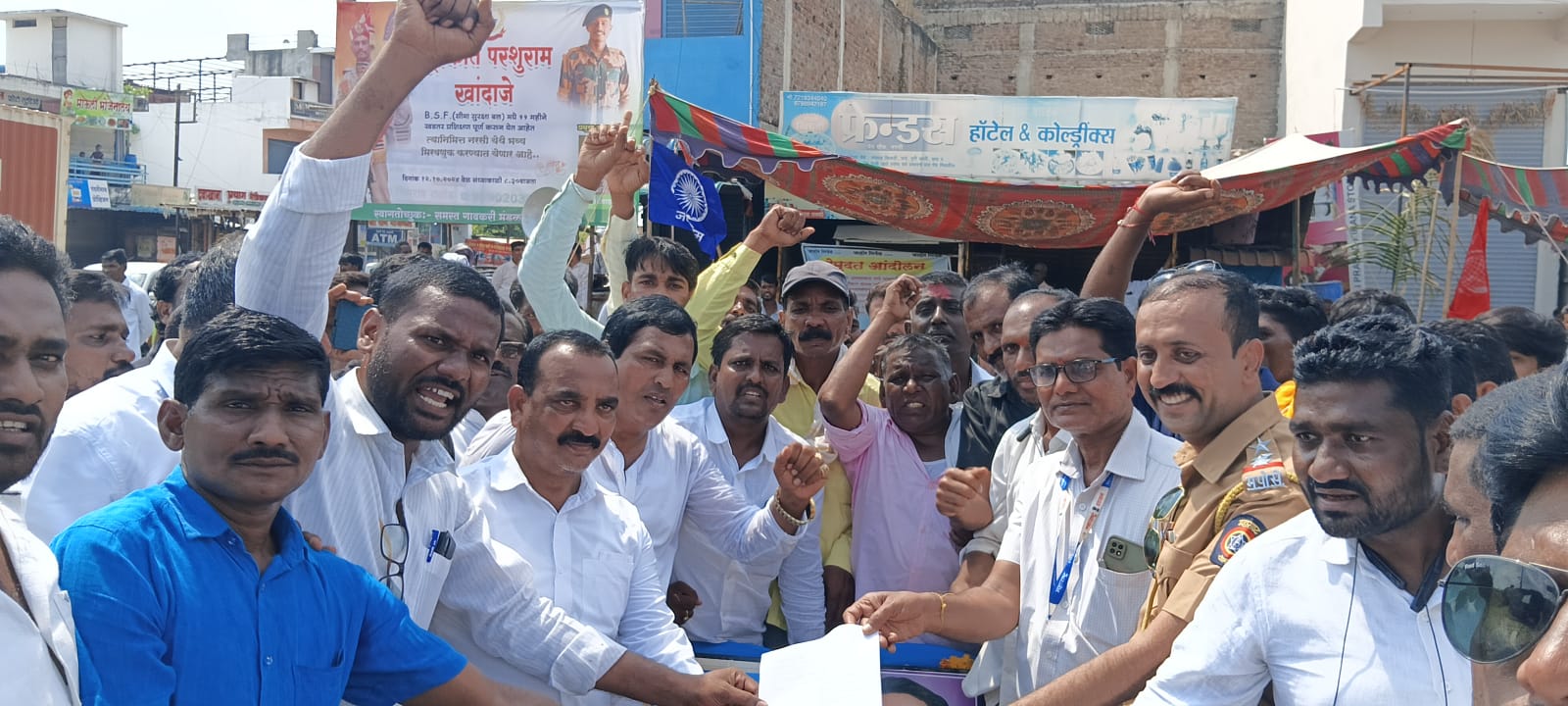 आ.राजेश पवार यांच्या निषेधार्थ नरसी येथे रास्ता रोको व बाजारपेठ बंद
