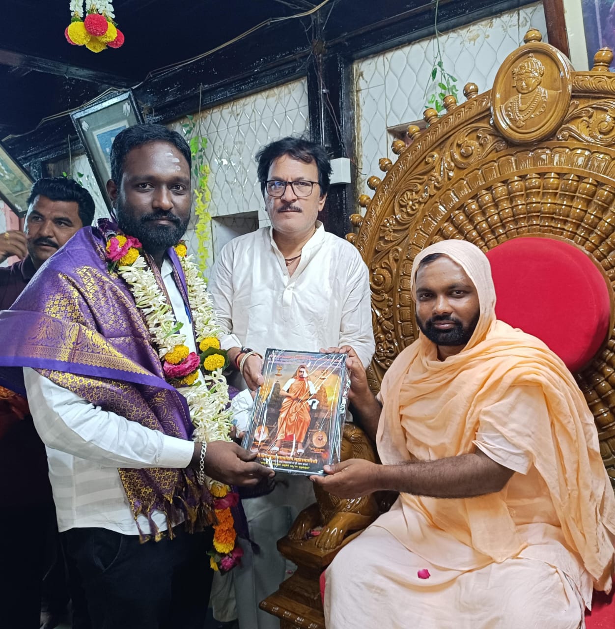 नागणसूर मठात समर्थ बिराजदार यांचा सत्कार