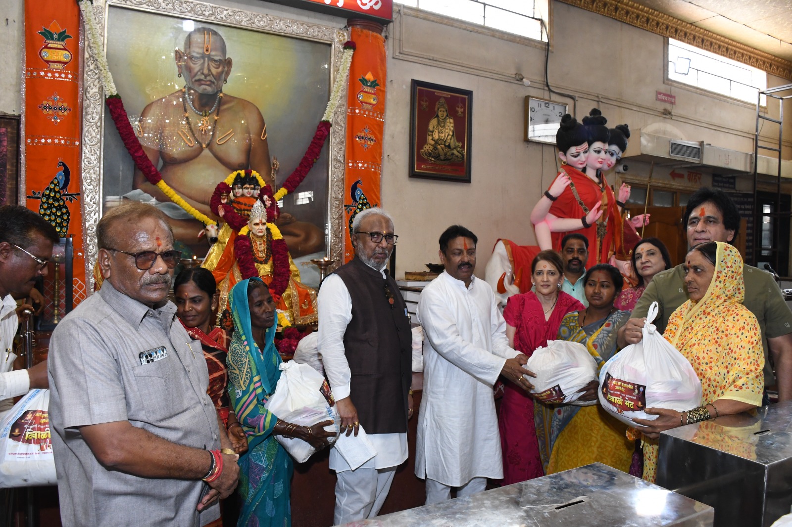 अन्नछत्र मंडळातील सेवेकऱ्यांना दिवाळी फराळासाठी लागणाऱ्या किराणा साहित्याचे वाटप