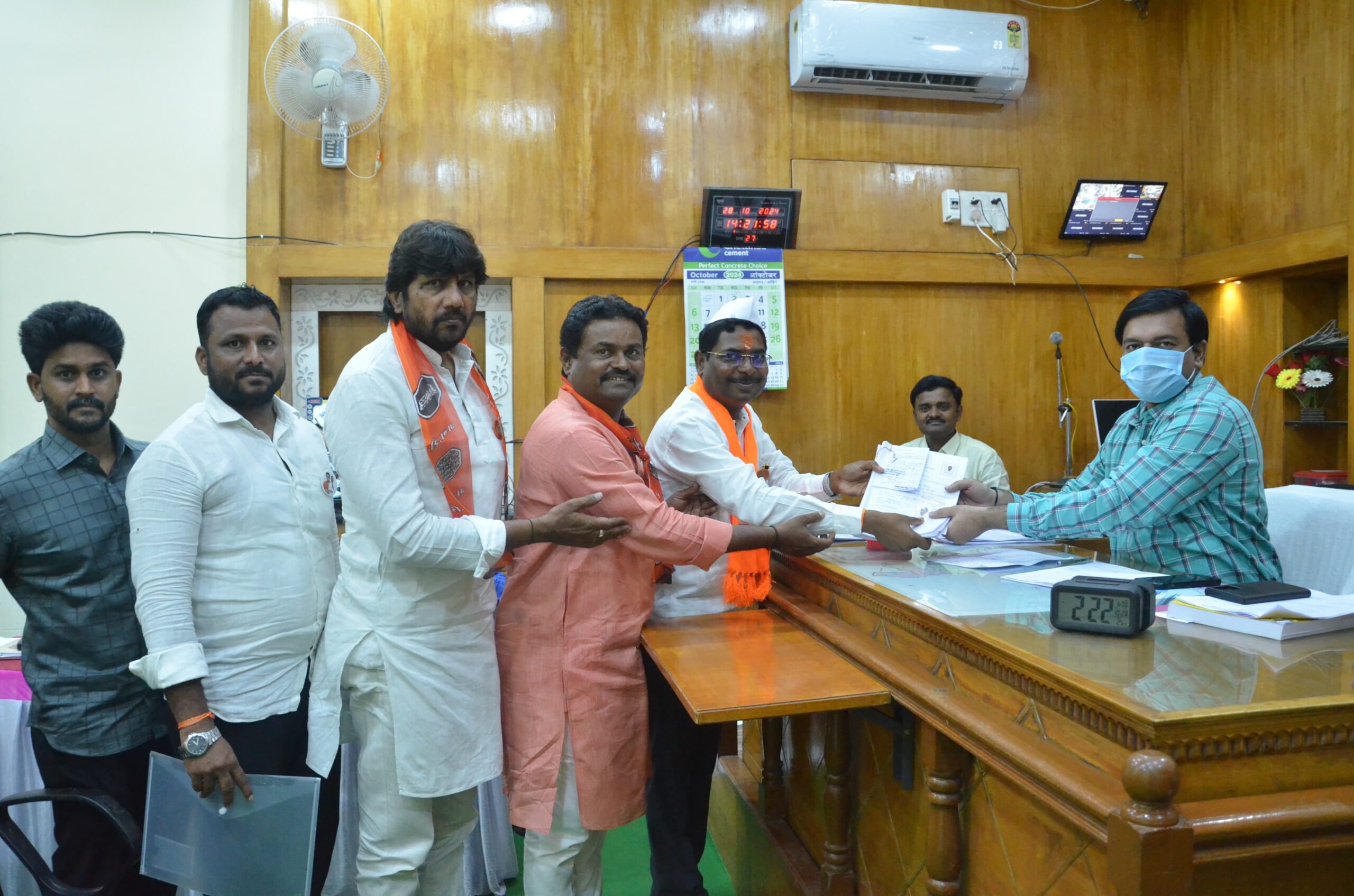 सोलापूर मध्ये मनसेचे महादेव कोगनुरे यांचा उमेदवारी अर्ज दाखल