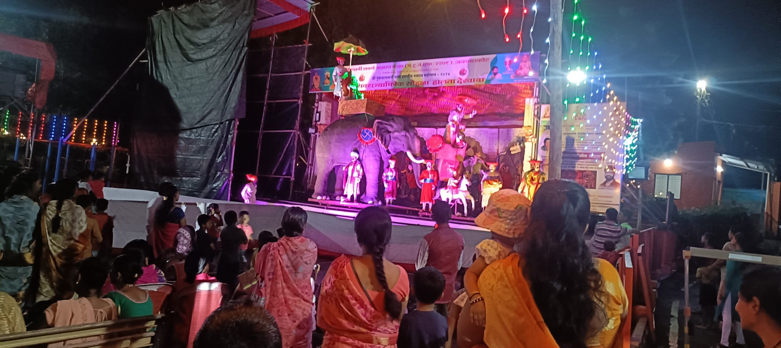 श्री स्वामी समर्थ अन्नछत्र मंडळातील जाणता राजा छत्रपती शिवाजी महाराज यांचा शिवराज्याभिषेक सोहळा हलता देखावा पाहण्यासाठी देवी भक्तांची मोठी गर्दी