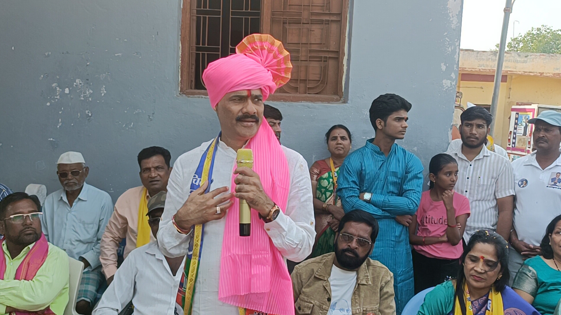 कर्जाळ येथे वंचित बहुजन आघाडीचे उमेदवार संतोषकुमार इंगळे यांच्या प्रचारार्थ भव्य पदयात्रा संपन्न
