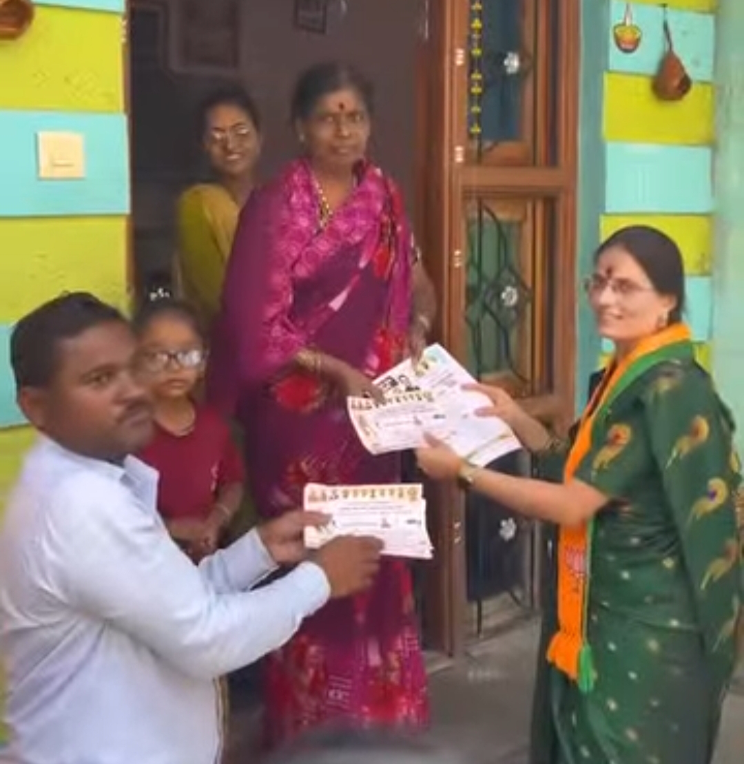 पती आमदार सचिन कल्याणशेट्टी यांच्यासाठी शांभवीताई कल्याणशेट्टी यांच्याकडून पदयात्रेद्वारे प्रचार 