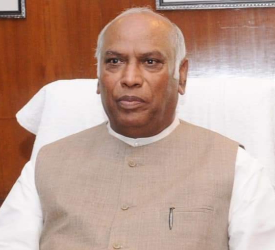 अक्कलकोट येथे बुधवारी काँग्रेस पक्ष राष्ट्रीय अध्यक्ष मल्लिकार्जून खरगे यांच्या जाहीरसभेचे आयोजन
