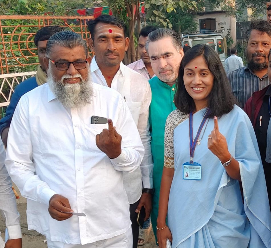 एका शाईत मतदारांनी उत्स्फूर्तपणे दोनदा मतदानाचा हक्क बाजविला