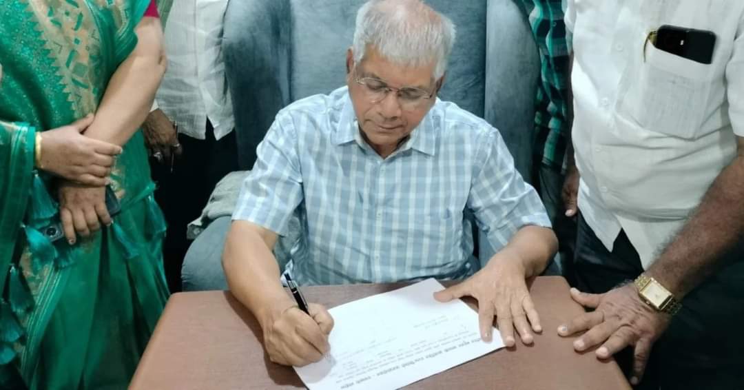 ॲड. प्रकाश आंबेडकर यांच्या स्वाक्षरीने ईव्हिएम हटाव मोहीम सुरू