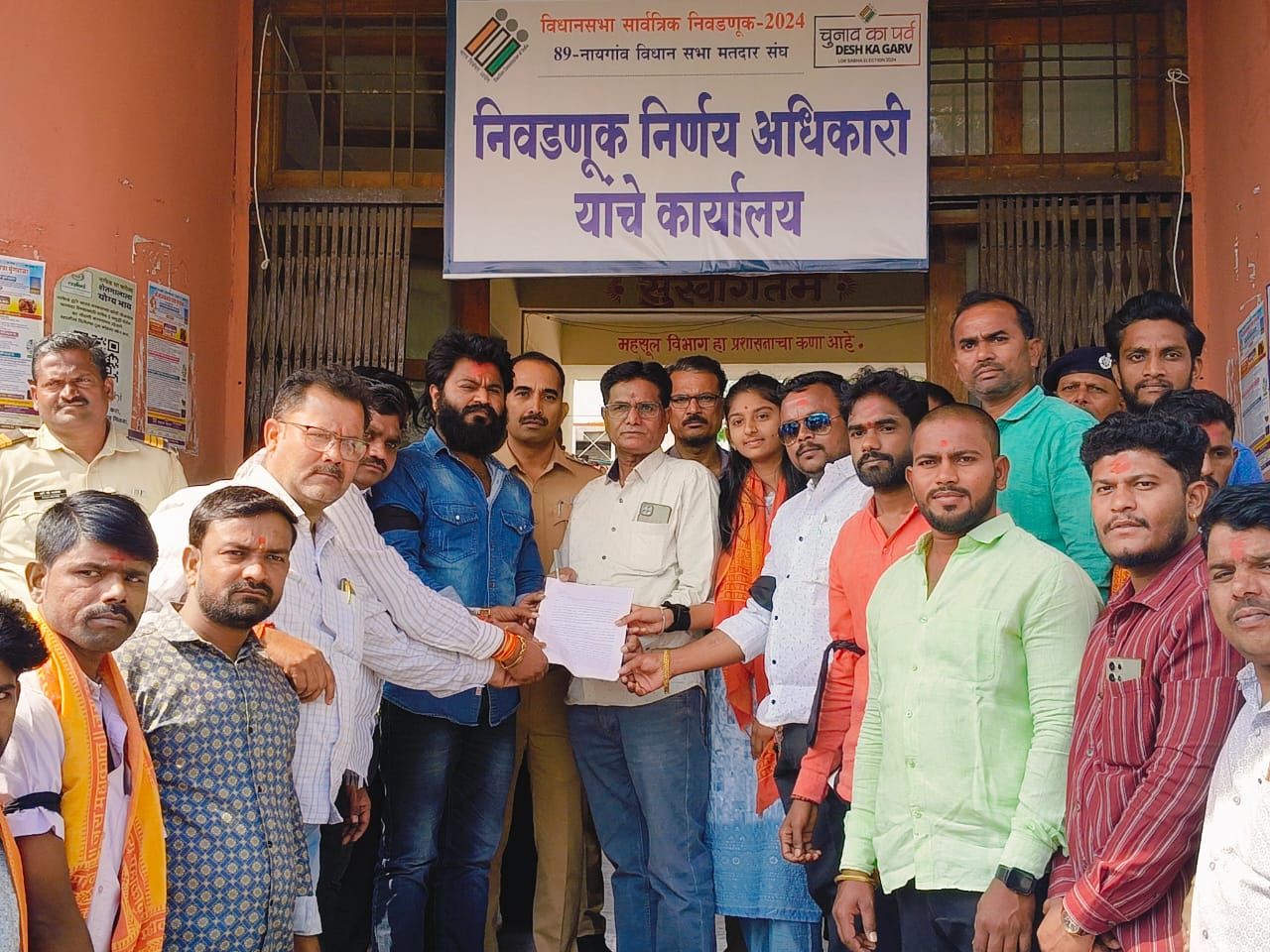 सकल हिंदू समाज तालुका नायगावच्या वतीने बांगलादेशात हिंदूवर होत असलेल्या अन्यायाबद्दल तहसीलदार यांच्या मार्फत पंतप्रधान मोदी यांना निवेदन सादर.
