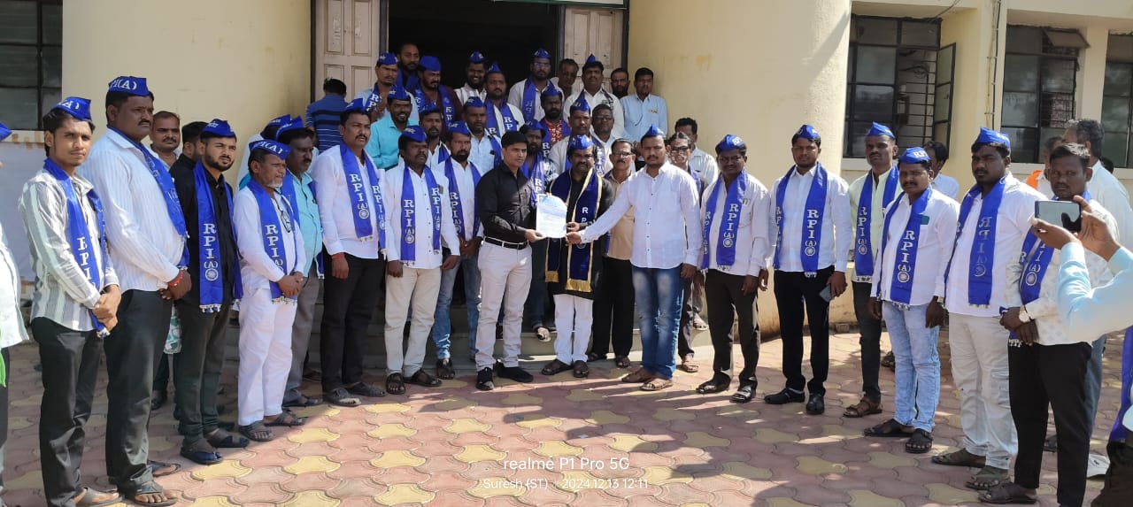 परभणी येथील संविधानाची विटंबना करणाऱ्या आरोपी व त्यांच्या मागच्या सूत्र धाराना शोधून कडक कारवाई करण्यात यावे अन्यथा रिपाई च्या वतीने तिव्र आंदोलन-अविनाश मडिखांबे