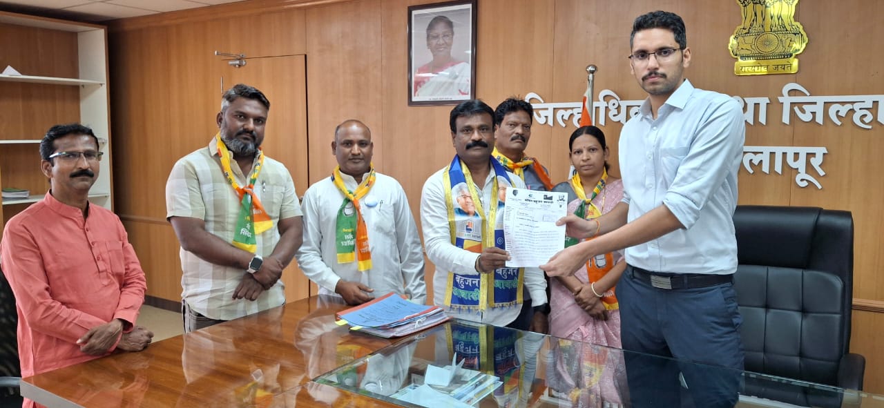 सोलापूर वंचित बहुजन आघाडीच्या वतीने परभणीच्या घटनेच्या निषेधार्थ जिल्हाधिकारी यांना निवेदन 