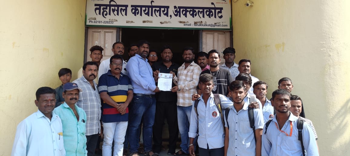 वंचित बहुजन आघाडी अक्कलकोटच्या वतीने परभणी येथील संविधान विटंबनेच्या निषेधार्थ तहसीलदार यांना निवेदन
