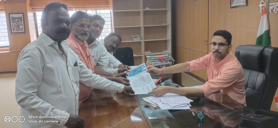 परभणीत संविधान प्रतिकृतीची विटंबना.. सोलापुरात भीमशक्तीच्या वतीने निषेध
