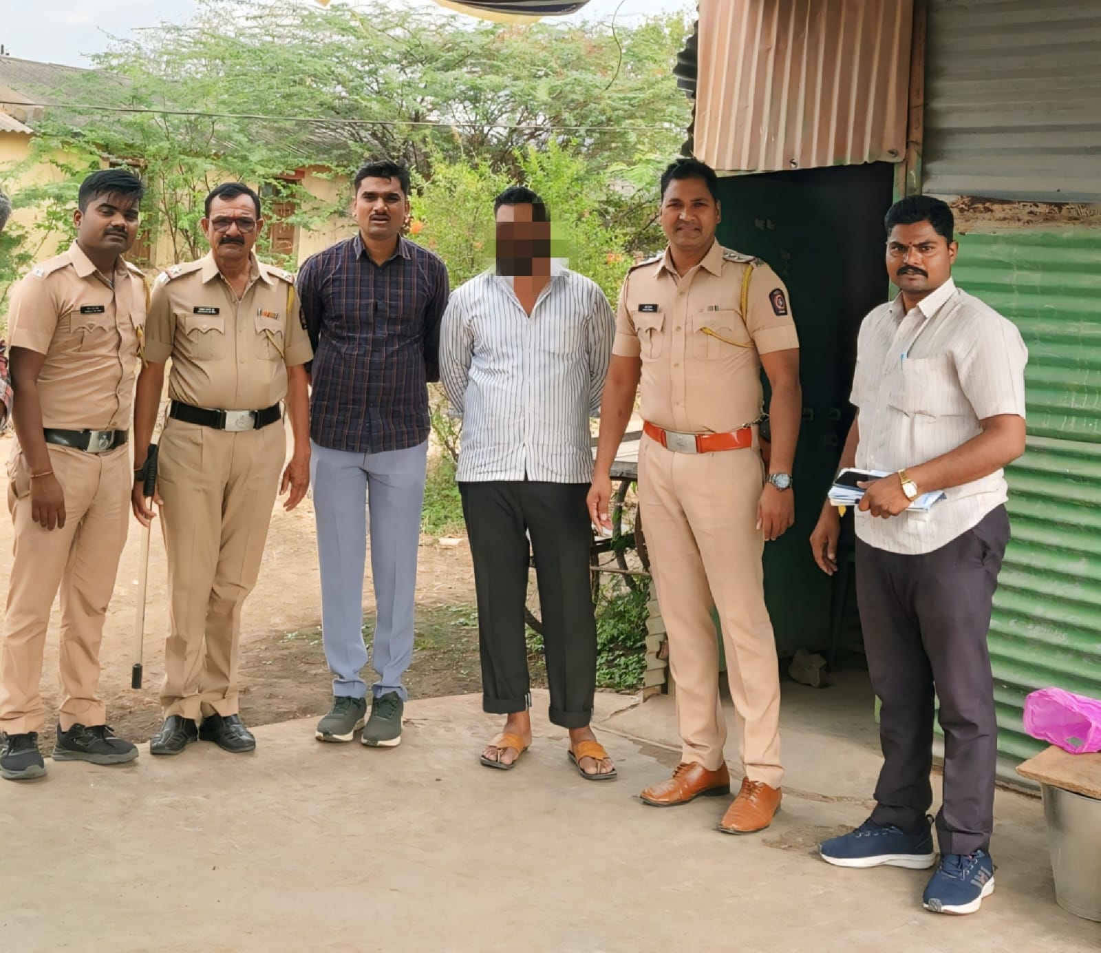 माजलगाव शहरात छुप्या पध्दतीने चालणा-या मटका बुक्की चालकांवर माजलगाव शहर पोलीसांचा छापा
