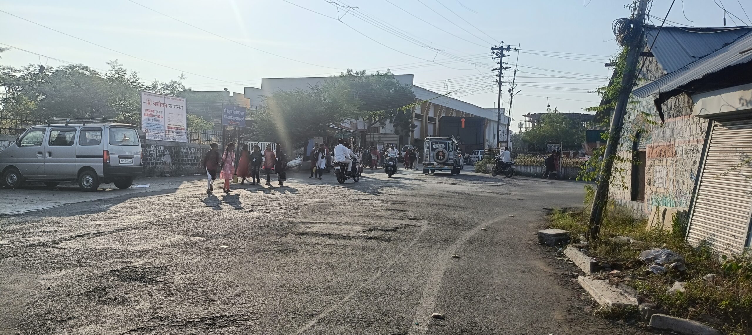 अक्कलकोट शहरातील कमलाराजे चौक परिसरात गतिरोधक बसवण्याची मागणी 