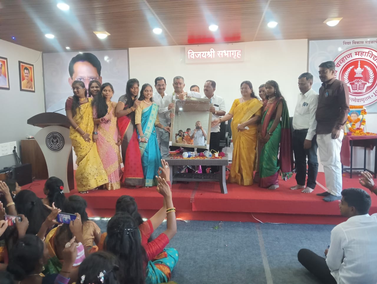 यशवंतराव चव्हाण महाविद्यालयातील बारावी कला व वाणिज्य वर्गाचा निरोप समारंभ संपन्न