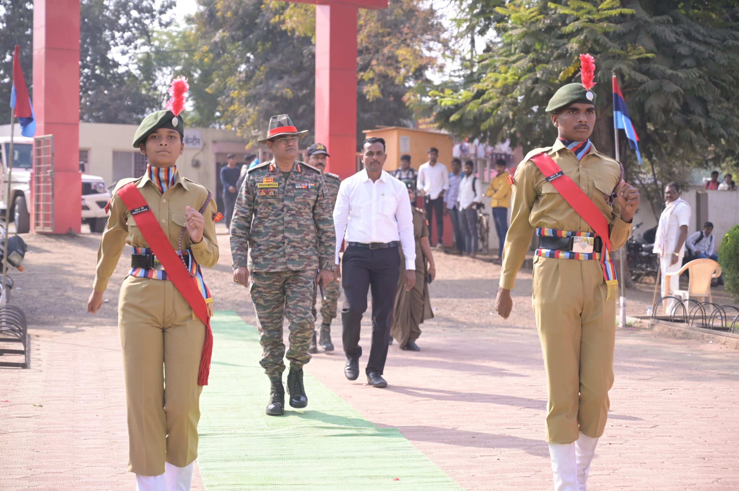 ९ महाराष्ट्र बटालियनचे कमांडिंग ऑफिसर रणधीर सतीश यांची यशवंतराव चव्हाण महाविद्यालयास भेट