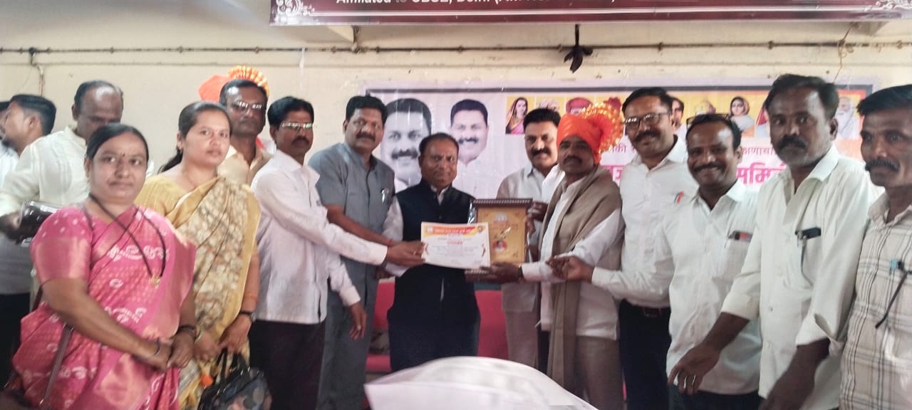 हर्षवर्धन हायस्कूलचे मुख्याध्यापक लक्ष्मण राऊत यांना कृतिशील मुख्याध्यापक पुरस्कार प्रदान