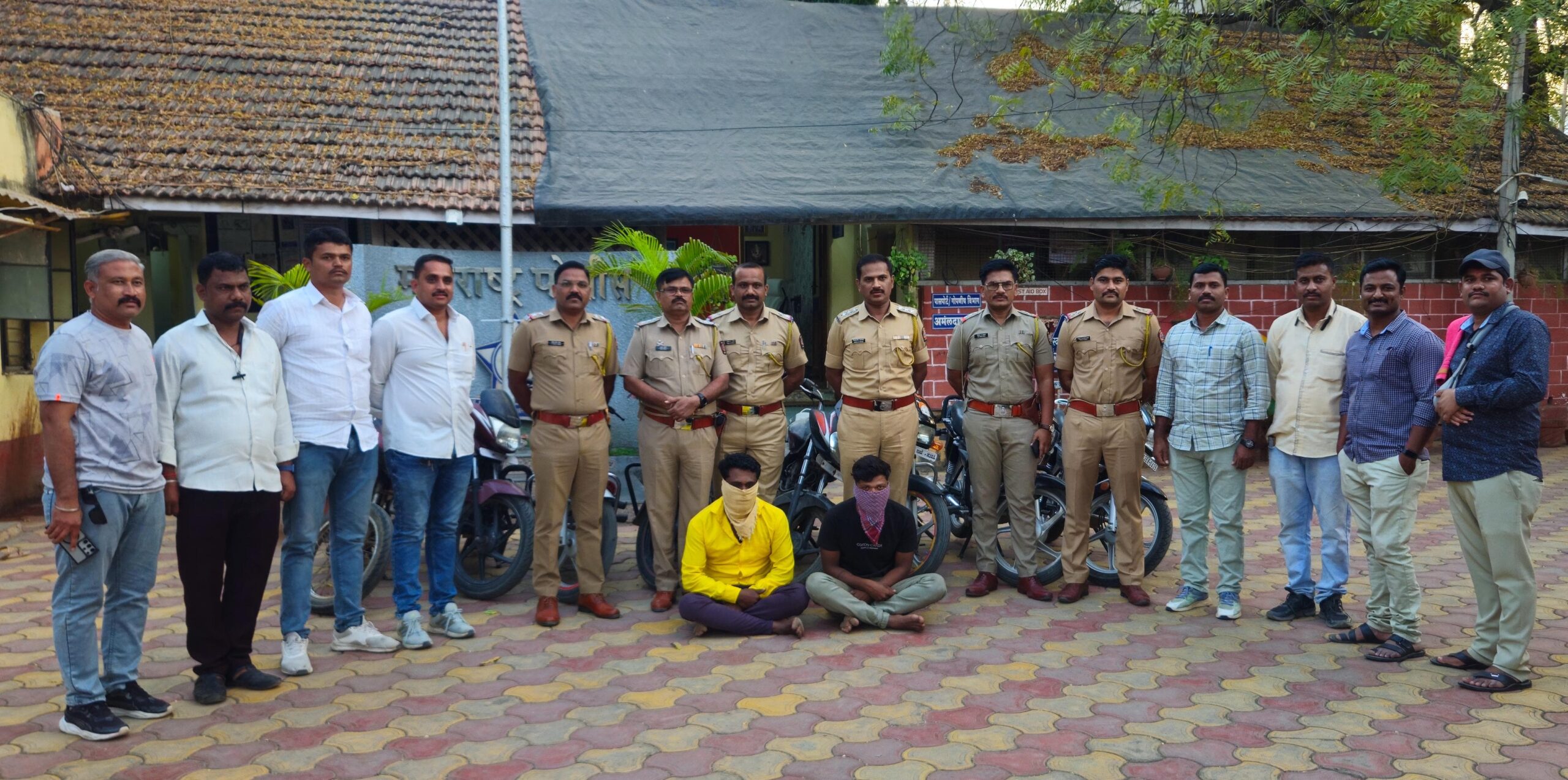 अक्कलकोट उत्तर पोलीस ठाणे कडून सराईत मोटार   सायकल चोरांकडून ८ मोटार सायकली जप्त 