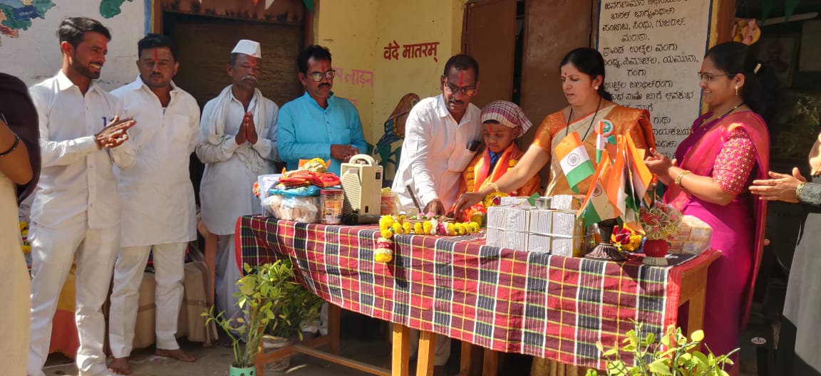 लोकनेते कै. वहीदपाशा पाटील प्रतिष्ठान तर्फे नागणसूर येथील वस्ती शाळेत शैक्षणिक साहित्य वाटप